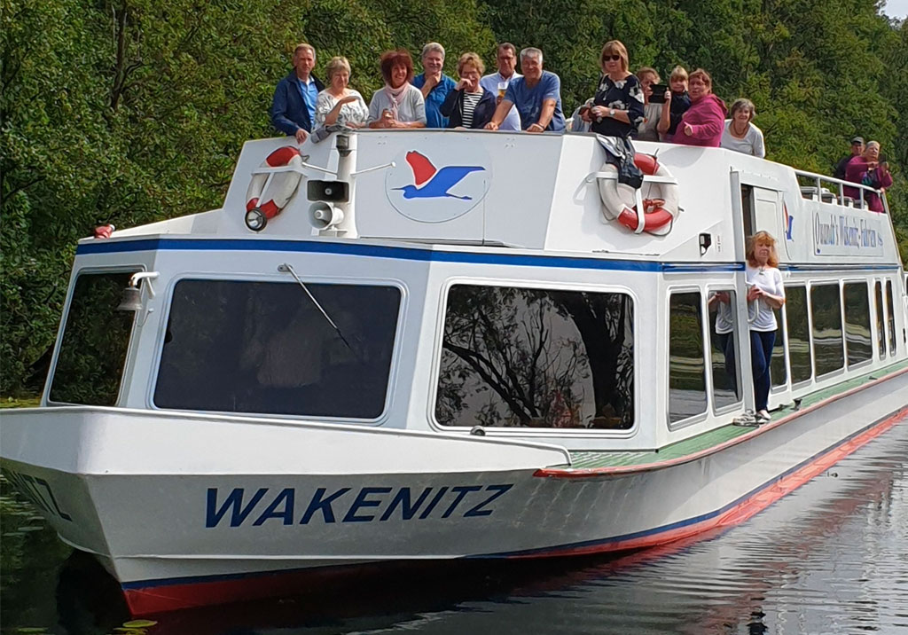 Schiff auf Wakenitz mit Gästen auf Oberdeck