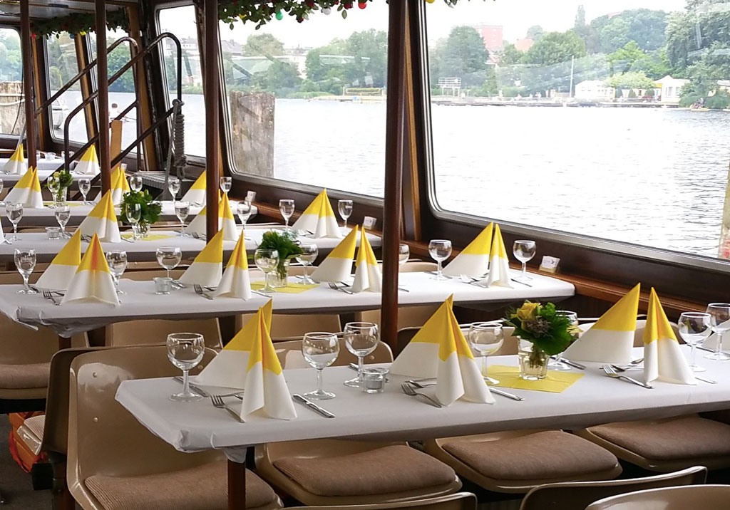 Gedeckte Tische auf Veranstaltung auf Schiff