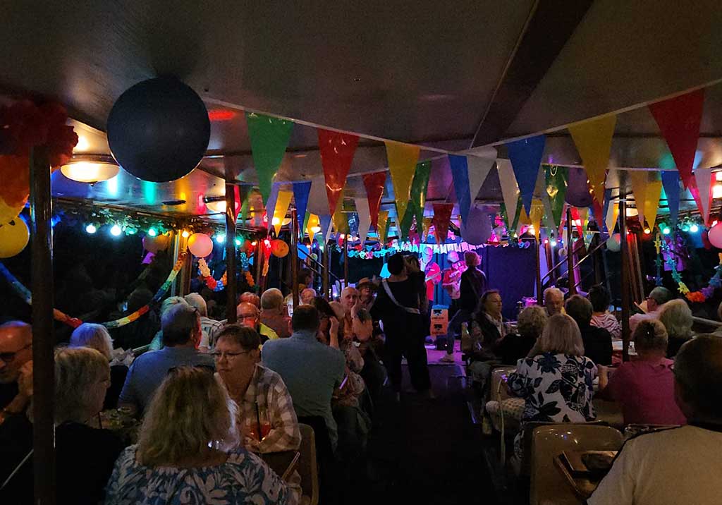 Party an Bord eines gemieteten Schiff in Lübeck